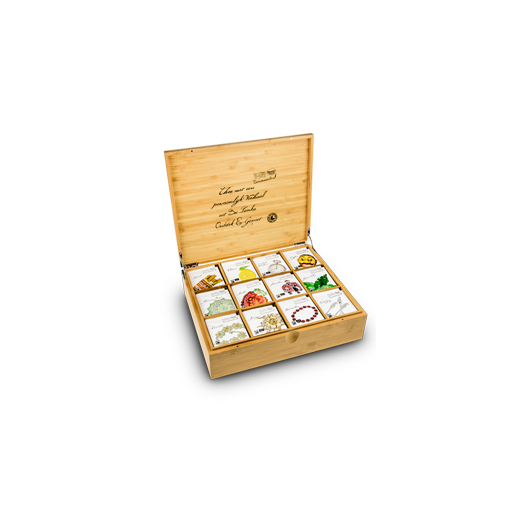 Theekist bamboe gevuld met thee